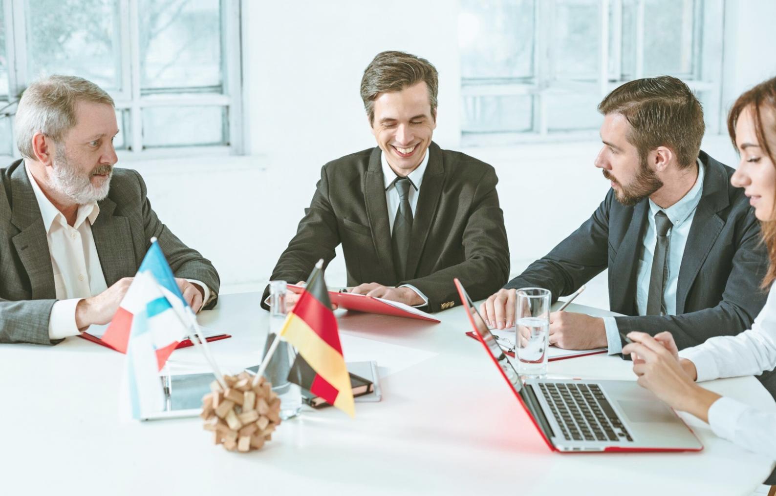 Profissionais analisando documentos financeiros e gráficos de performance empresarial